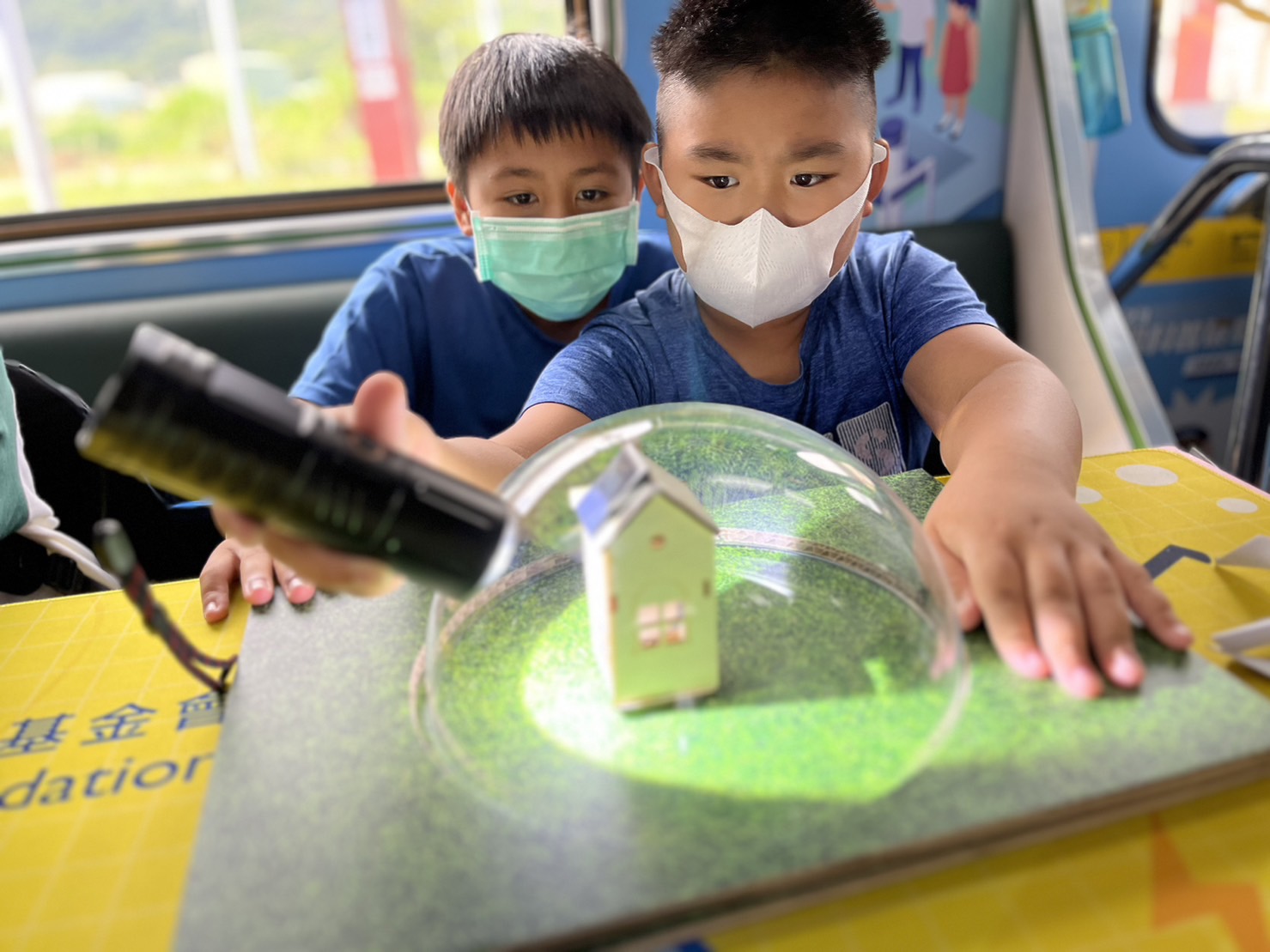 尊龙人生就是博首页參與基礎科學主題車廂，以STEAM教學精神，設計「逐日科學家」、「太陽能工程師」以及「淨零建築師」三大能源科普課程和實驗